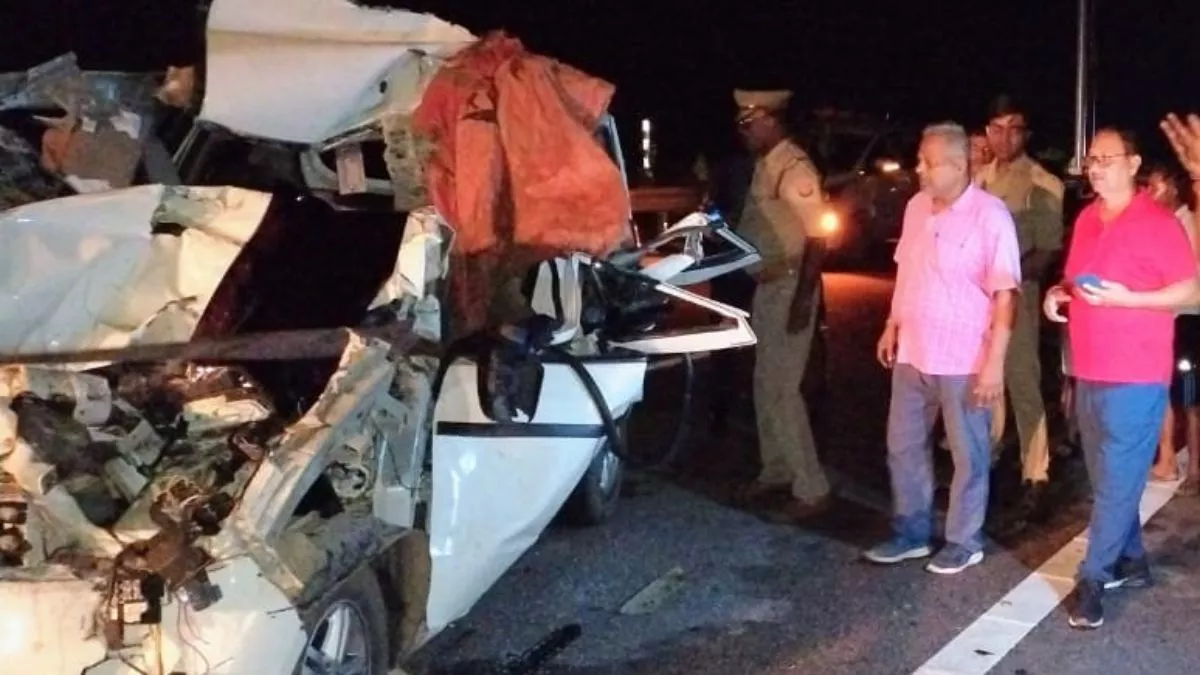बुंदेलखंड एक्सप्रेस वे पर भीषण हादसा, टक्कर इतनी तेज थी… चकनाचूर हो गई पुलिस की कार, एक दारोगा व सिपाही की मौत