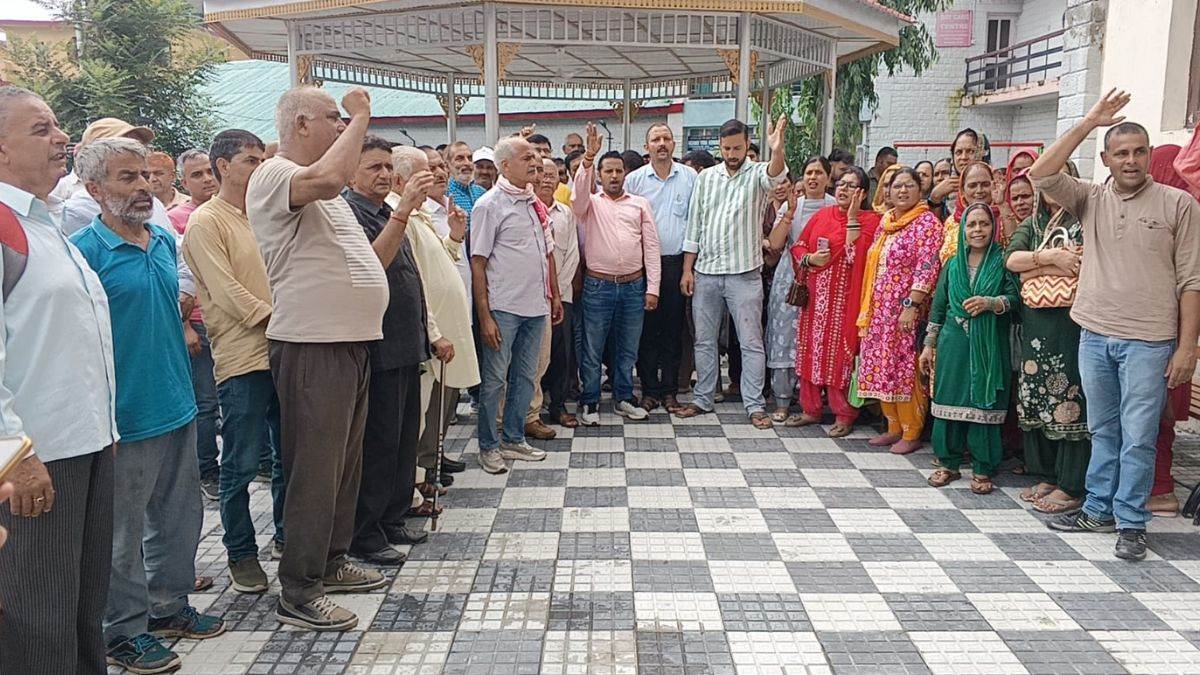 https://www.jagranimages.com/images/newimg/04082025/04_08_2025-hamirpur_panchayats_protest_24003289.jpg