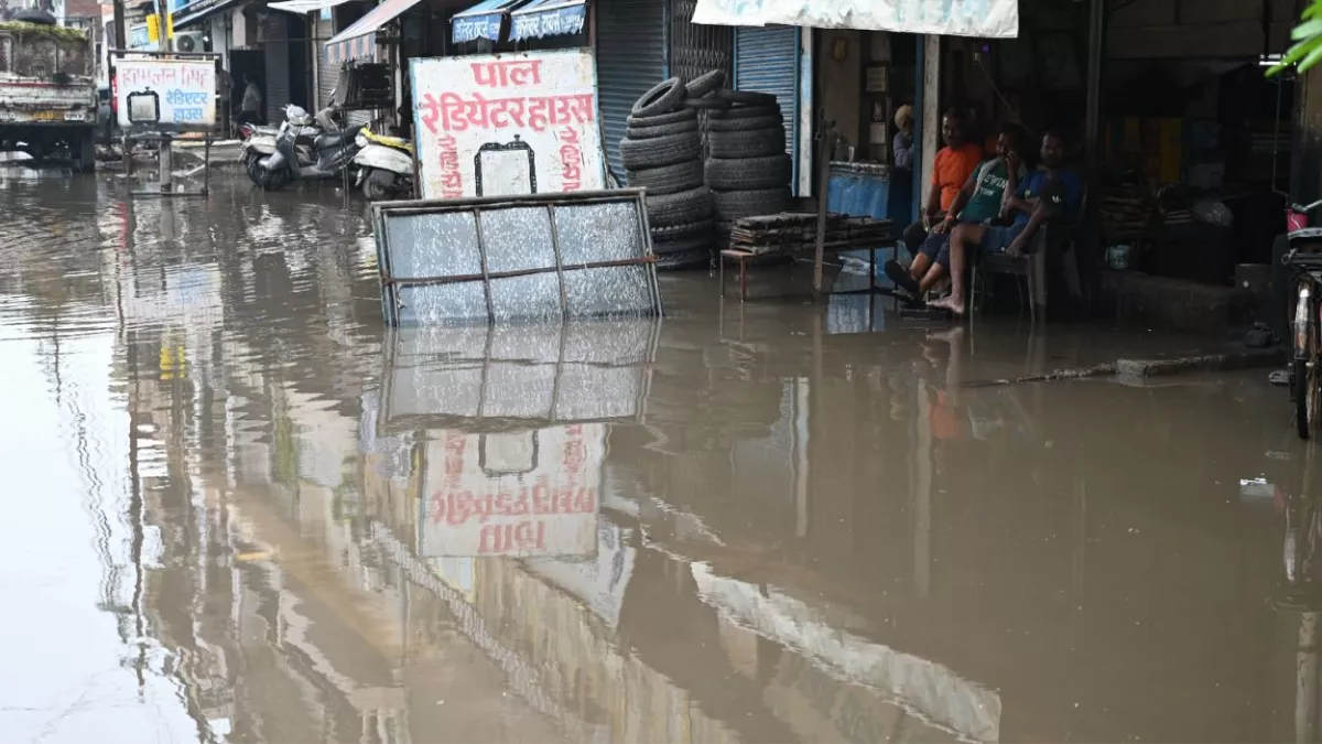 Kanpur News: बारिश ने कानपुर के कारोबारियों को दिया करोड़ों का झटका, अव्यवस्था को कोसते रहे कारोबारी
