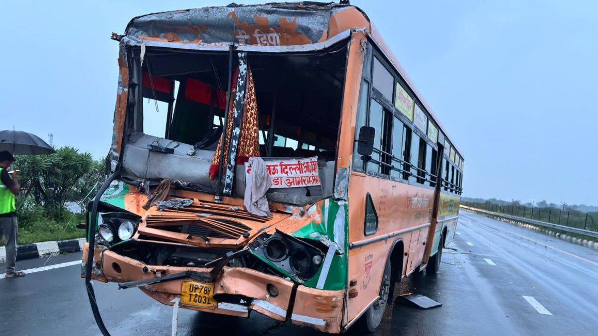 etawah bus truck collision 10 injured on agra lucknow expressway