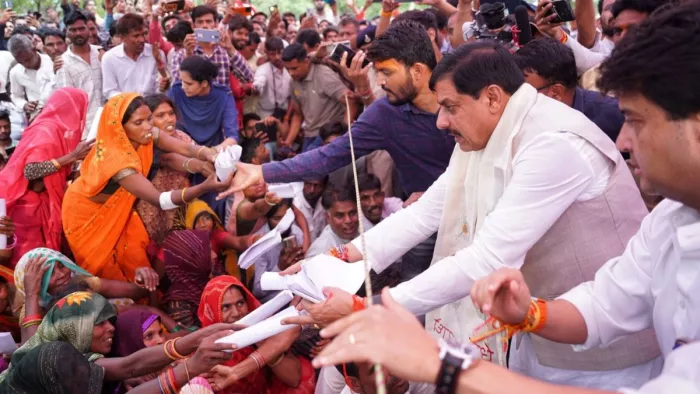 जनता की फरियादें लेते सीएम मोहन यादव और ज्योतिरादित्य सिंधिया।