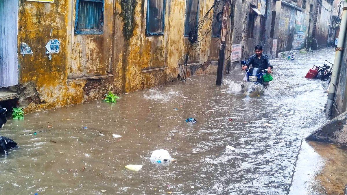 https://www.jagranimages.com/images/newimg/04082025/04_08_2025-moradabad_rainwater_loging_24003107.jpg