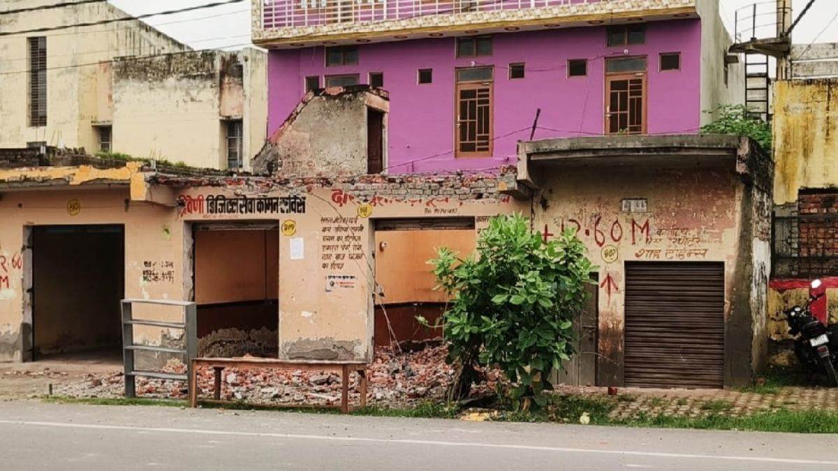 bulldozer action in rampur pwd to demolish encroachments shopkeepers in panic