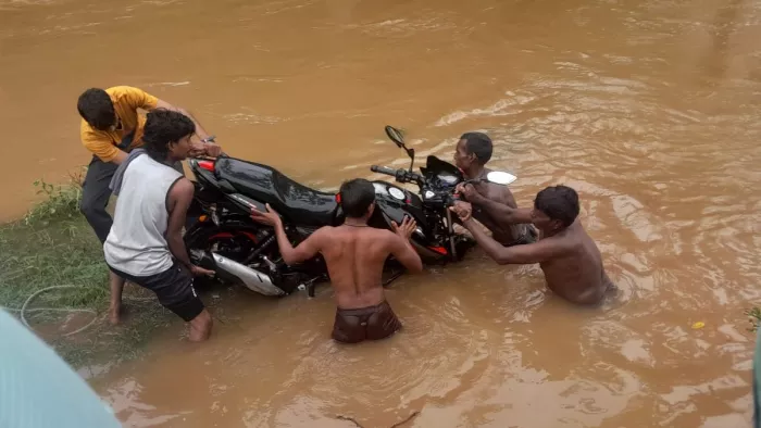 गोताखोरों ने सोमवार सुबह शवों और मोटरसाइकिल को बरामद किया।