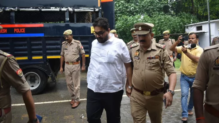 गाजीपुर में उमर अंसारी और वकील लियाकत अली के खिलाफ मुकदमा दर्ज किया गया है।