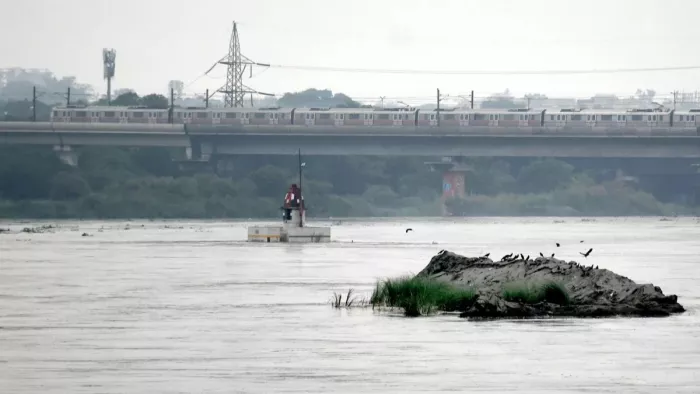 यमुना का जलस्तर 204 मीटर के करीब पहुंच गया।