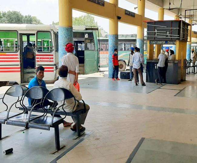 कोरोना की दहशत और गाइडलाइंस के बाद भी जालंधर बस स्टैंड पर यात्रियों की