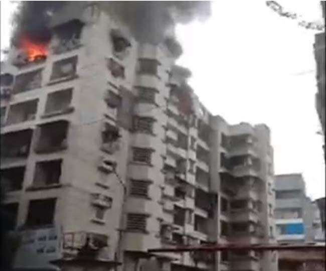 मुंबई के बोरीवली में एक इमारत की सातवीं मंजिल में भीषण आग लग गई।