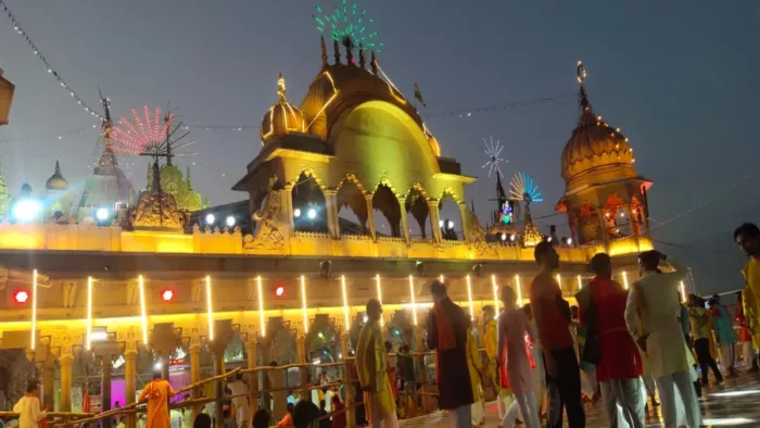 आज तड़के राधा रानी के जन्मोत्सव में जगमग बरसाना स्थित लाडली जी का मंदिर।