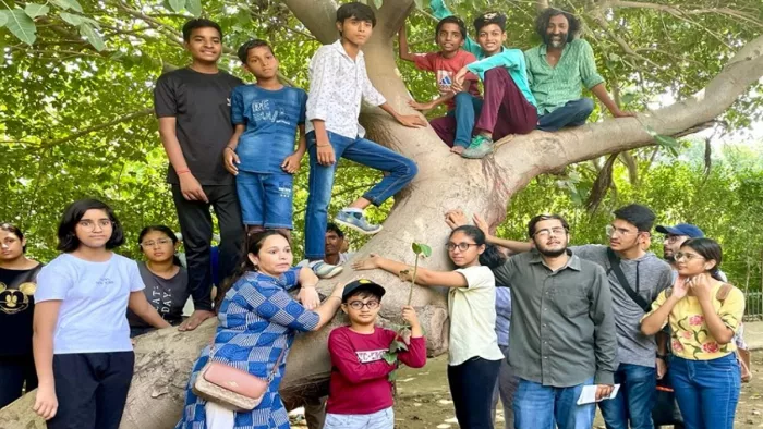मिनी फारेस्ट बचाने के लिए सामने आए बच्चे और बुजुर्ग, पेड़ों से चिपककर कर रहे विरोध