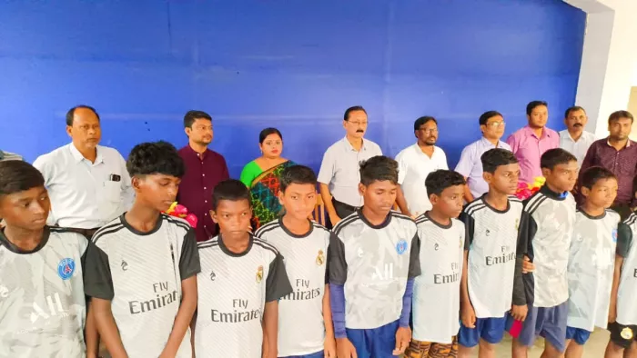 दिल्ली जाने से पूर्व फुटबाल टीम के सदस्यो का अभिनंदन। जागरण फोटो।