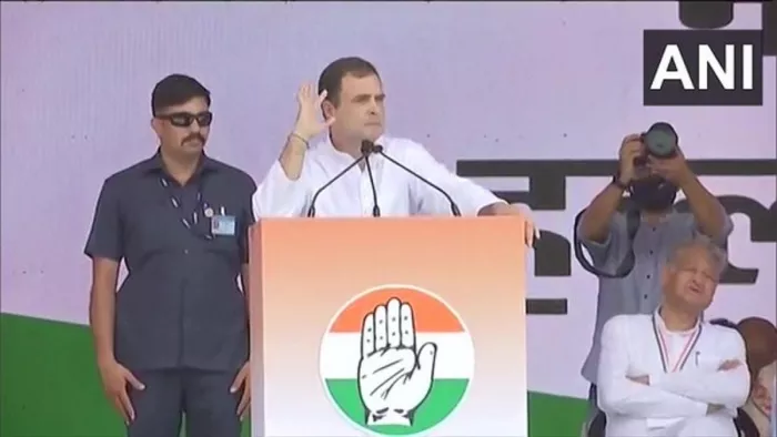 एक जगह राहुल गांधी की जुबान फिसल गई। बाद में यह अंश ही इंटरनेट मीडिया पर वायरल हो गया।