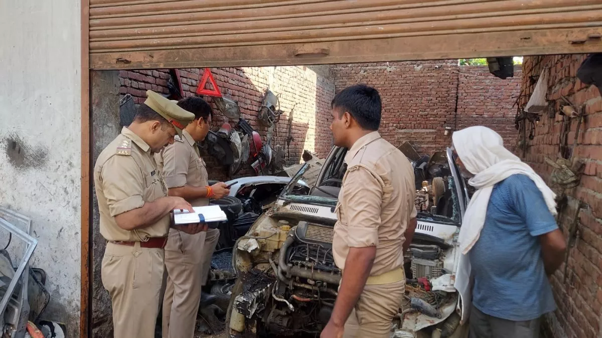 Aligarh News: गाड़ियां काटने वाले गोदामों पर छापेमारी, बिना चेचिस नम्बर के कई इंजन मिले
