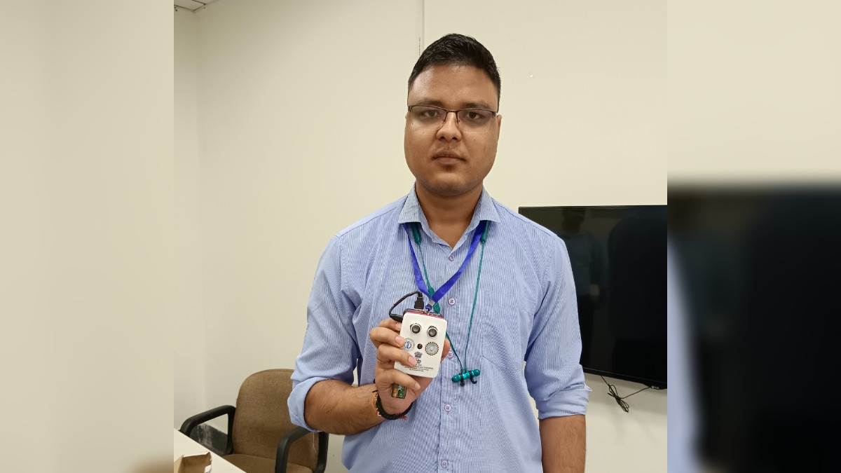 Lucknow दृष्टिबाधित को राह दिखाएगी ये मशीन, AKTU के शोधार्थी राकेश