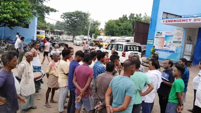 सदर अस्पताल परिसर में जुटी मोहल्लेवालों की भीड़