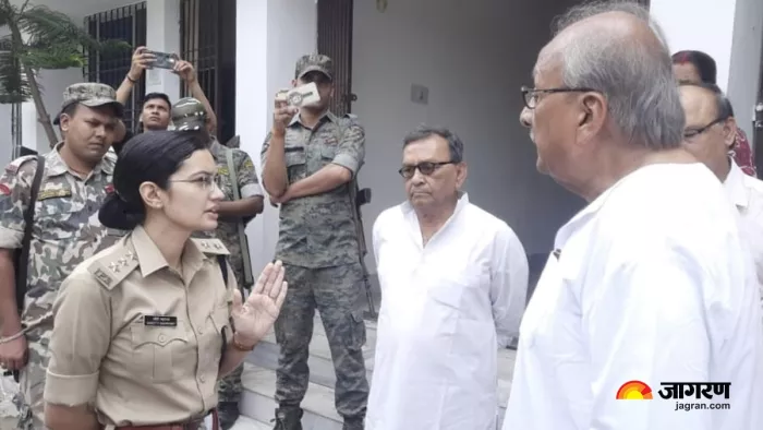 आवास के बाहर एएसपी स्वीटी सहरावत से बात करते पूर्व राज्यपाल निखिल कुमार।