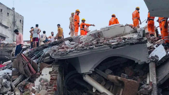 बाराबंकी में तीन मंजिला मकान गिरा, मलबे में दबने से 2 लोगों की मौत; SDRF का रेस्क्यू ऑपरेशन जारी