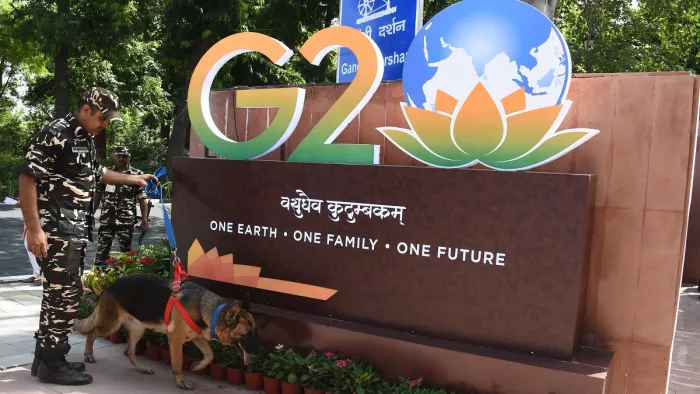 जी-20 शिखर सम्मेलन के मद्देनजर राजघाट के पास कड़ी निगरानी करता एसएसबी का जवान। (फोटो- ध्रुव कुमार)