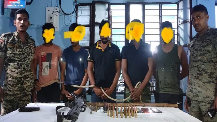 पकड़े गए बदमाश और बरामद हथियार, सौजन्य, पुलिस