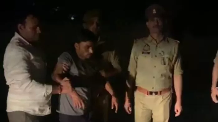 Noida: पुलिस मुठभेड़ में 10 हजार का इनामी लुटेरा गिरफ्तार