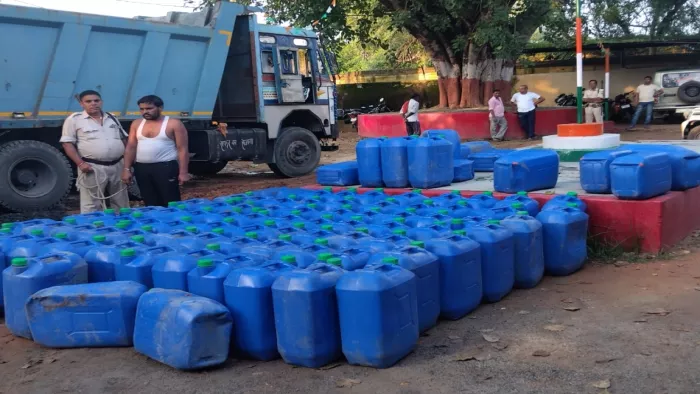 औरंगाबाद में गिट्टी में छिपाकर ले जाते 4,000 लीटर स्प्रिट जब्त (जागरण)