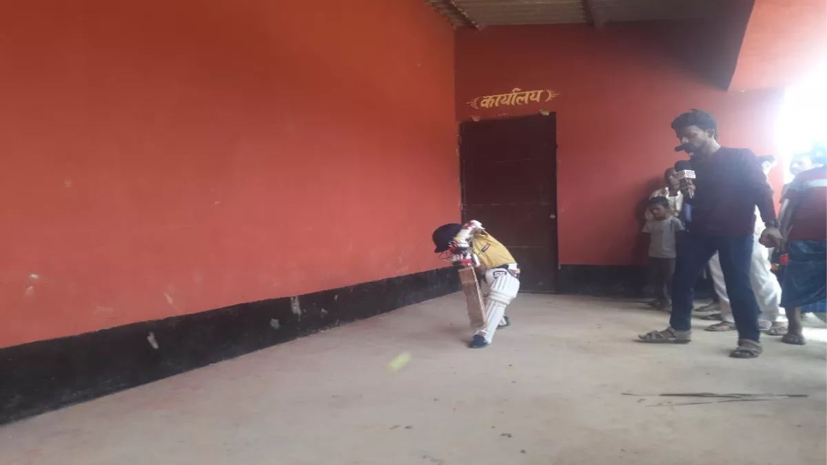 Bihar Cricket News: नवादा के 4 साल के अभिषेक वर्मा को क्रिकेट का जुनून, हेलमेट व पैड बांधकर लगाते हैं स्वीप शाट