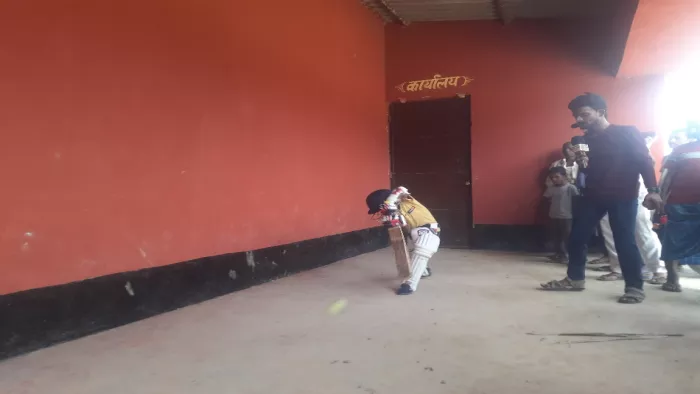 नवादा के 4 साल के अभिषेक क्रिकेट खेलते हुए (जागरण)