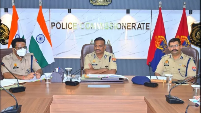बैठक में दाएं से दूसरे पुलिस आयुक्त जे. रविन्दर गौड, अपर पुलिस आयुक्त केशव चौधरी, व सोनम कुमार। सौजन्य पुलिस