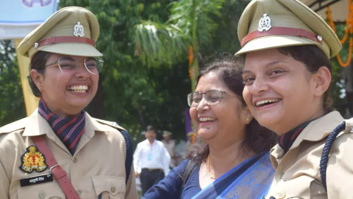 दीक्षा समारोह के दौरान स्वजन से मिलकर खुशी व्यक्त करती प्रशिक्षु आयुषी(बाएं)सहित व उनकी साथी।जागरण