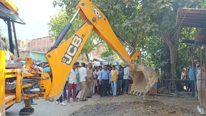अधिकारियों की मौजूदगी में हटाया गया अतिक्रमण