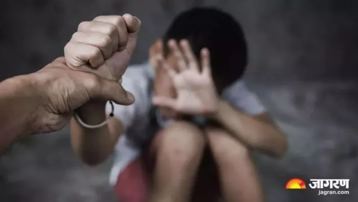मदरसा के कारी पर लगाया छात्र से अश्लील हरकत करने का आरोप। फोटो - जागरण ग्राफिक्स