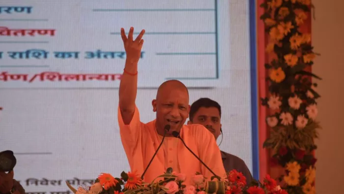 रोजगार मेले के शुभांरभ में बोलते सीएम योगी। जागरण