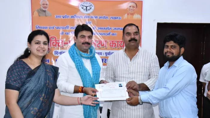 अवर अभियंता को नियुक्ति पत्र देते बाएं से डीएम दिव्या मित्तल, सदर विधायक डा.शलभ मणि त्रिपाठी। जागरण