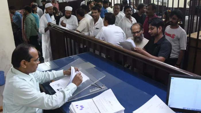 रजिस्ट्री कार्यालय पर रजिस्ट्री करवाने आये लोग। फोटो- जागरण