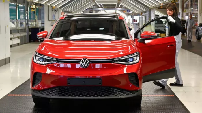 Volkswagen क्यों जर्मनी के प्लांट बंद करने की योजना बना रही है। आइए जानते हैं।