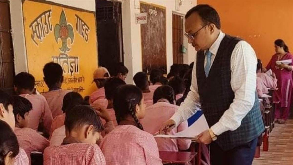 https://www.jagranimages.com/images/newimg/04092025/04_09_2025-aadrash_teacher_24035355.jpg