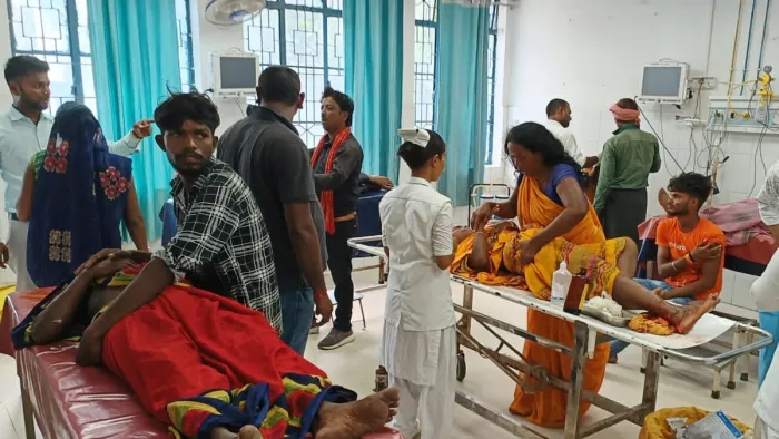 मैजिक पलटने से आधा दर्जन से अधिक लोग घायल, एक रेफर