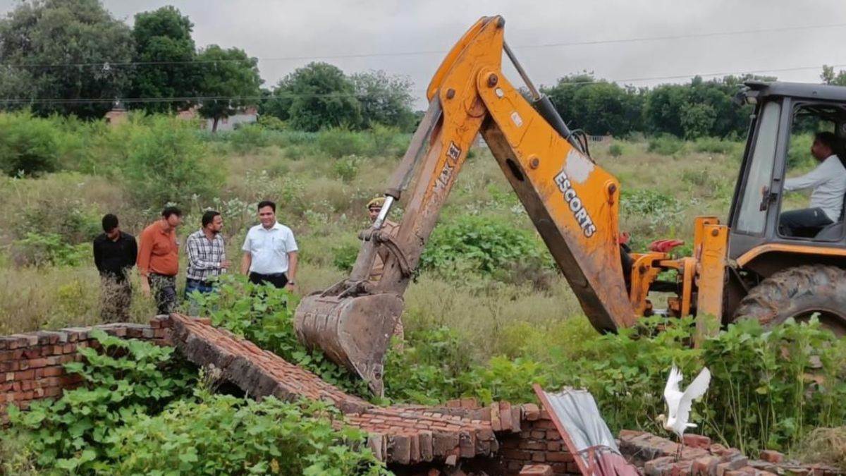 https://www.jagranimages.com/images/newimg/04092025/04_09_2025-bulldozer_action_16_24035693.jpg