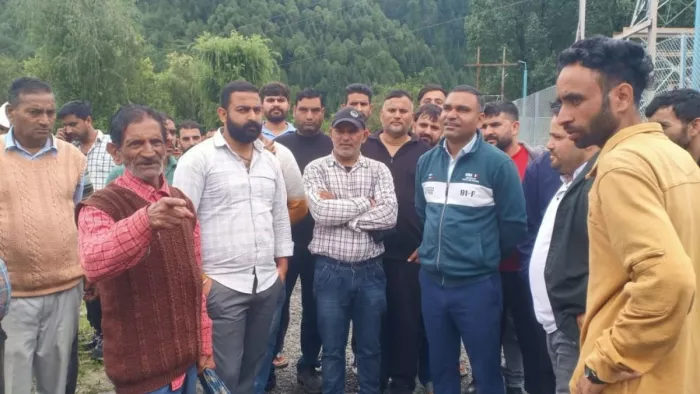 बेटी की शादी के बीच घर में दरारें आने से परेशान नाथो राम लोगों से बात करते हुए। जागरण