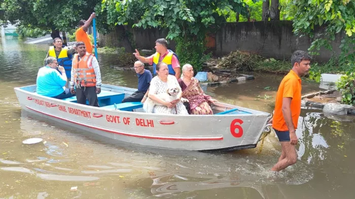 एनडीआरएफ के जवानों को नाव के जरिये बाढ़ प्रभावित क्षेत्रों में फंसे लोगों को निकालना पड़ा।