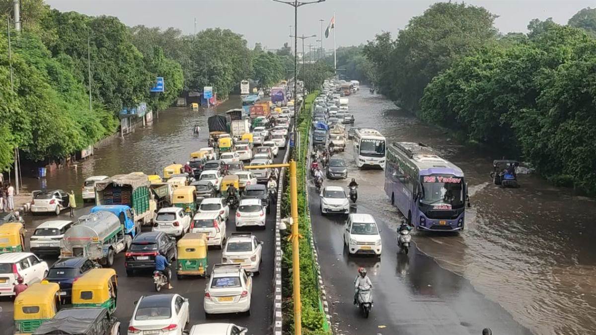 https://www.jagranimages.com/images/newimg/04092025/04_09_2025-delhi_rain_traffic_24035063.jpg