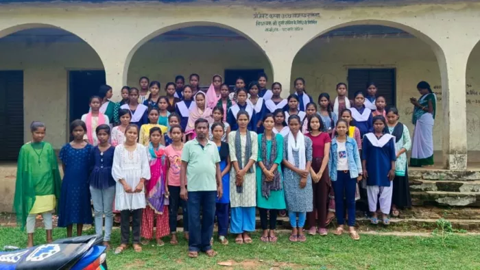 स्कूल में विद्यार्थियों के साथ सेवानिवृत्त शिक्षक राम प्रसाद पंडित। (जागरण)
