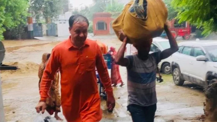 बाढ़ में फंसे लोगों को बचाकर लाए और राहत शिविर में पहुंचाया। जागरण