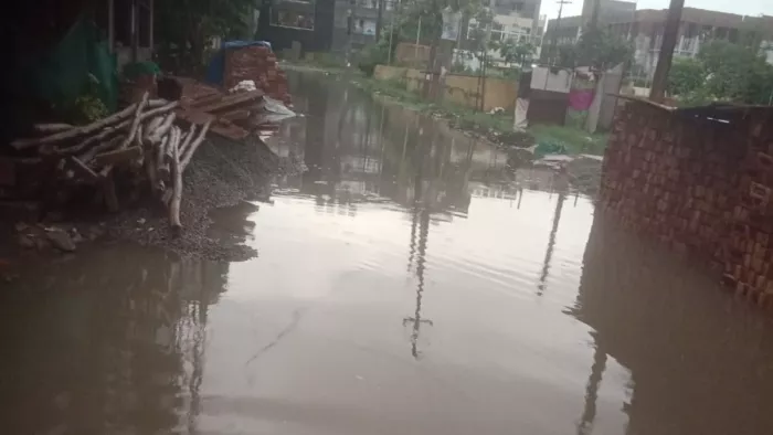 वर्षा ने फिर बढ़ाई आफत, जलभराव ने रोके रास्ते