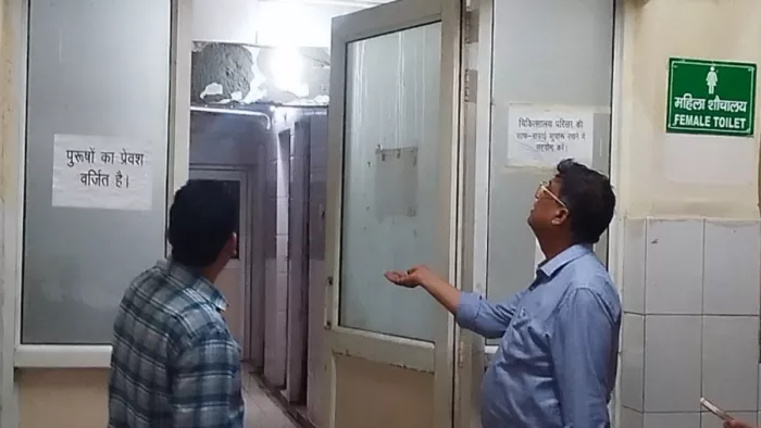 जिला एमएमजी अस्पताल के वार्ड में वर्षा के बाद छत से टपकते पानी का निरीक्षण करते सीएमएस