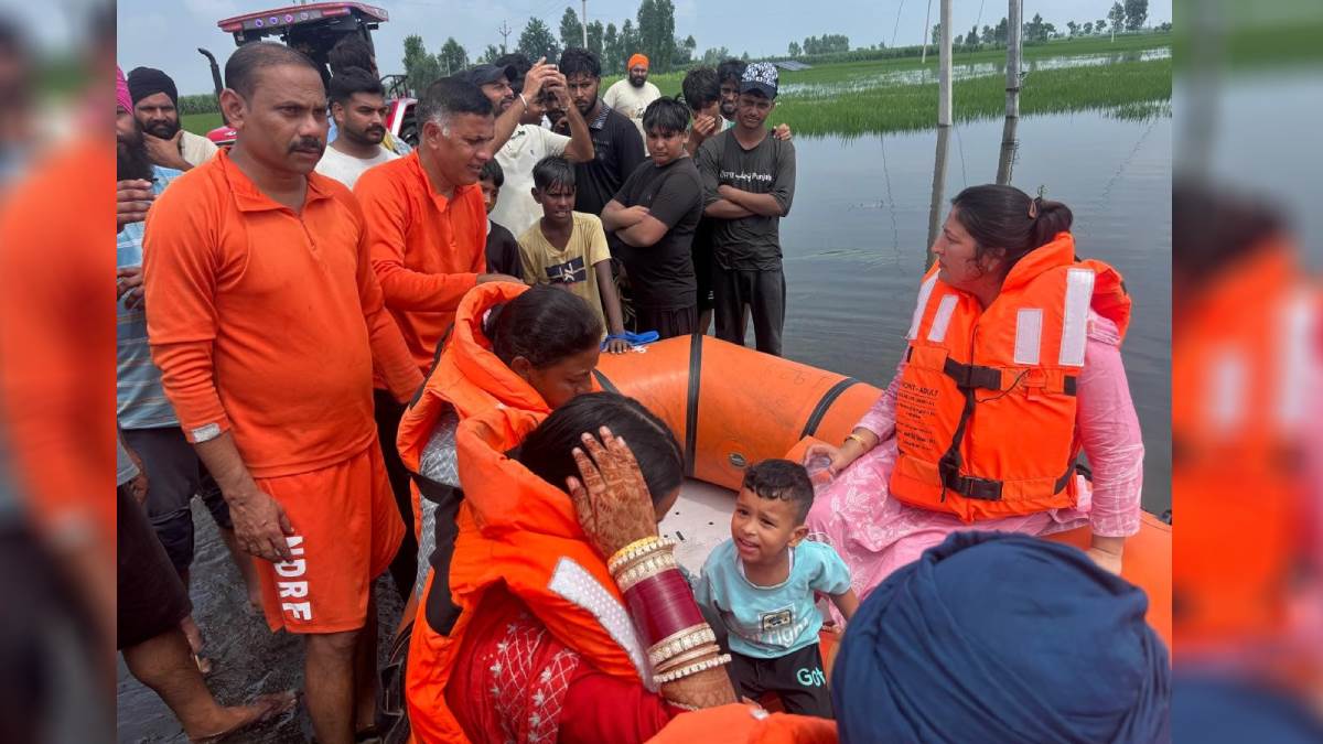https://www.jagranimages.com/images/newimg/04092025/04_09_2025-gurdaspur_flood_rescue_1_24035196.jpg