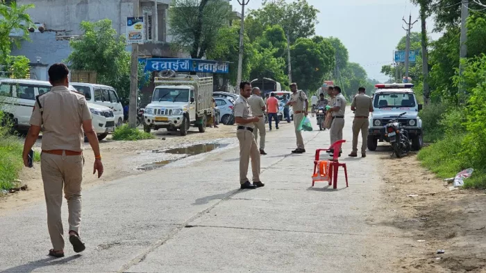 दिल्ली के नरेला से चोरी ट्रक गुरुग्राम से लावारिस हालत में बरामद।
