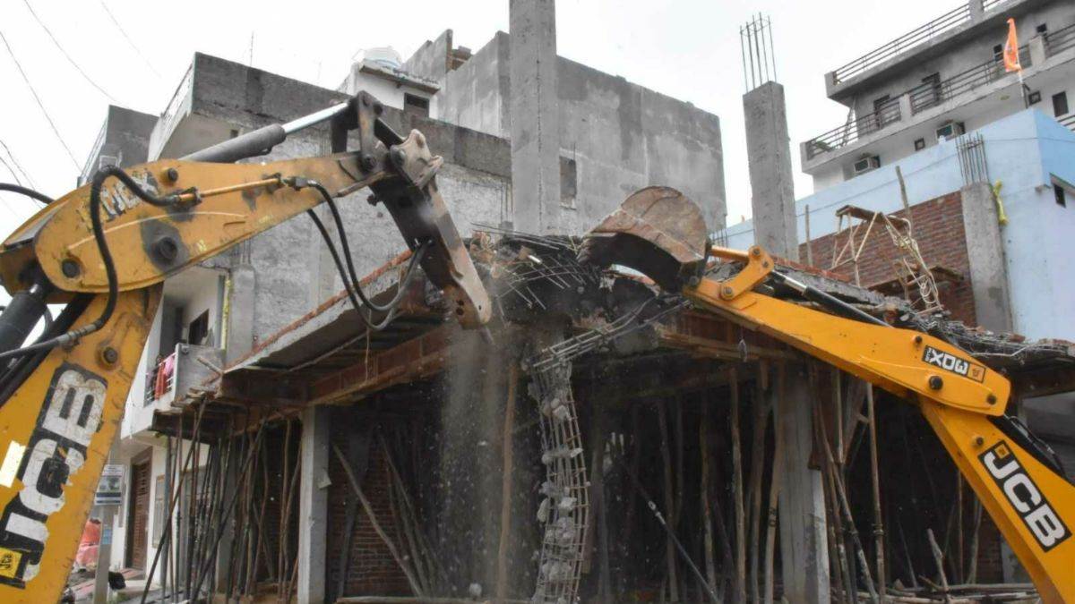 https://www.jagranimages.com/images/newimg/04092025/04_09_2025-gurugram_bulldozer_action_24035637.jpg