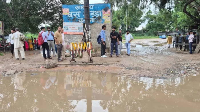 प्रशासन की लापरवाही से कनीना बस स्टैंड तालाब बना।