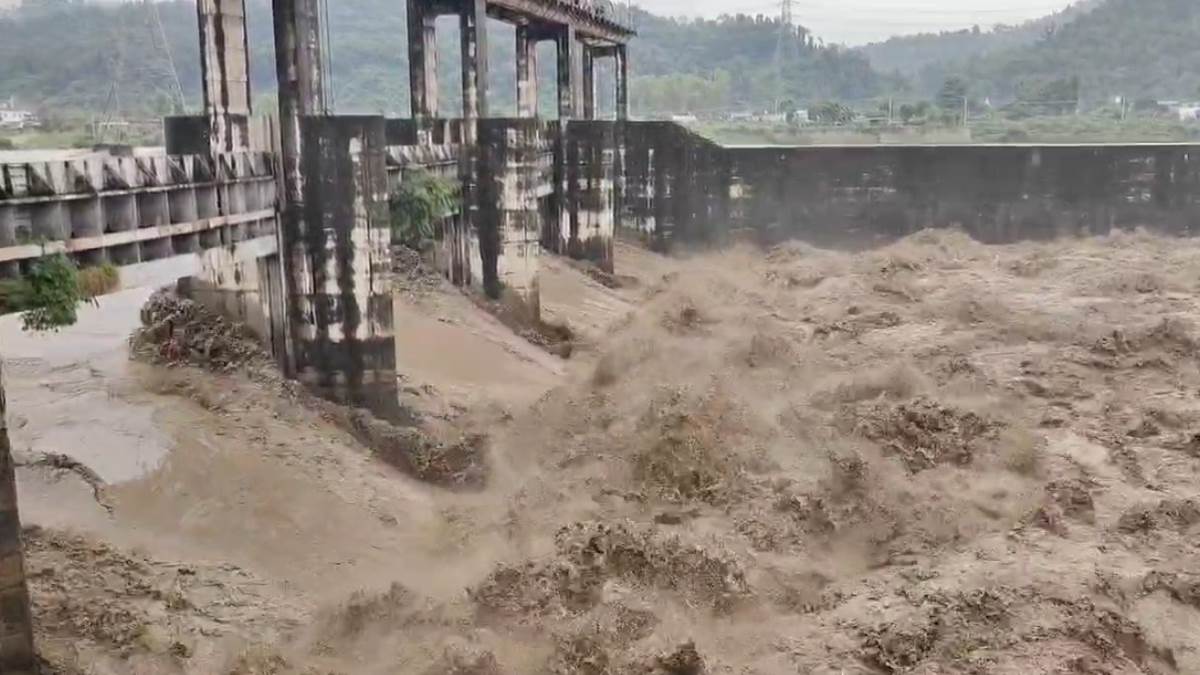 https://www.jagranimages.com/images/newimg/04092025/04_09_2025-himachal_floods_news_24034950.jpg